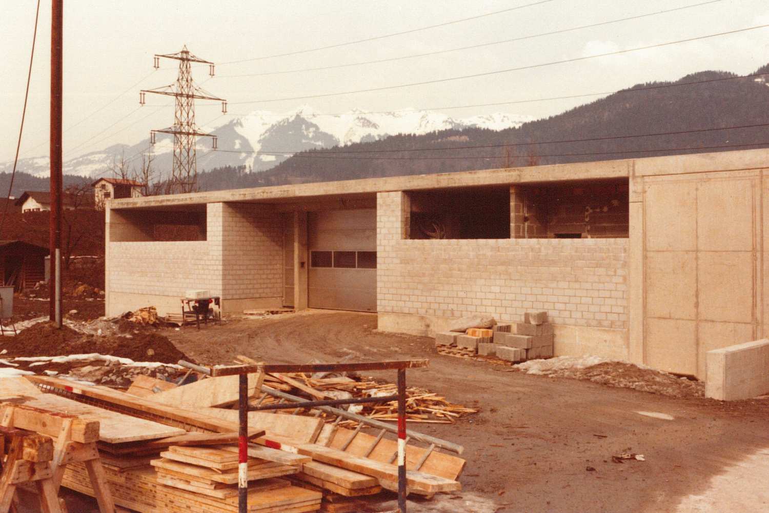 1980 – Bau Garagen und Lagerfläche